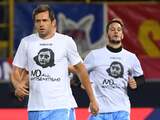 Spelers van Lazio komen het veld op met Anne Frank-shirts als statement tegen antisemitisme. 