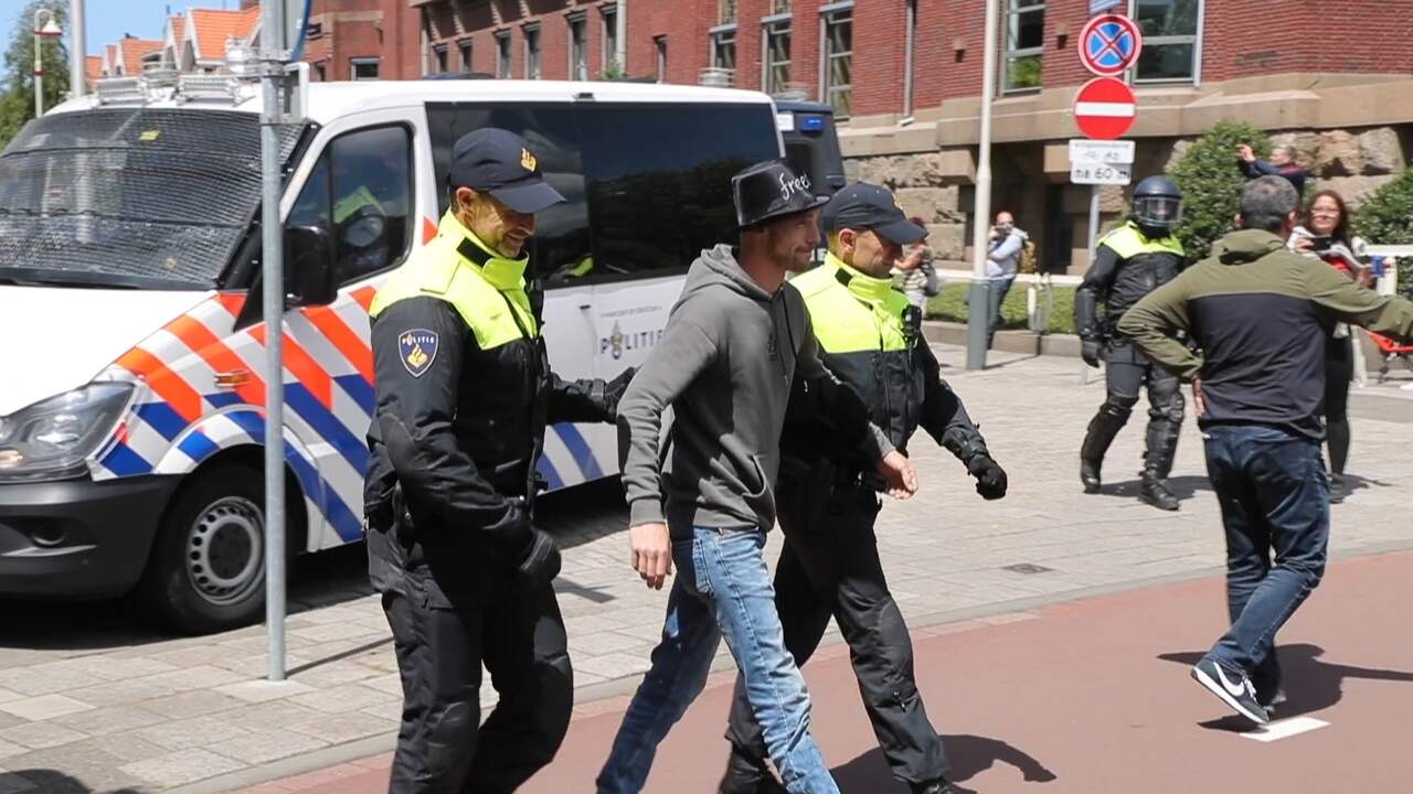 Beeld uit video: Politie houdt antilockdownbetogers aan bij protest in Den Haag