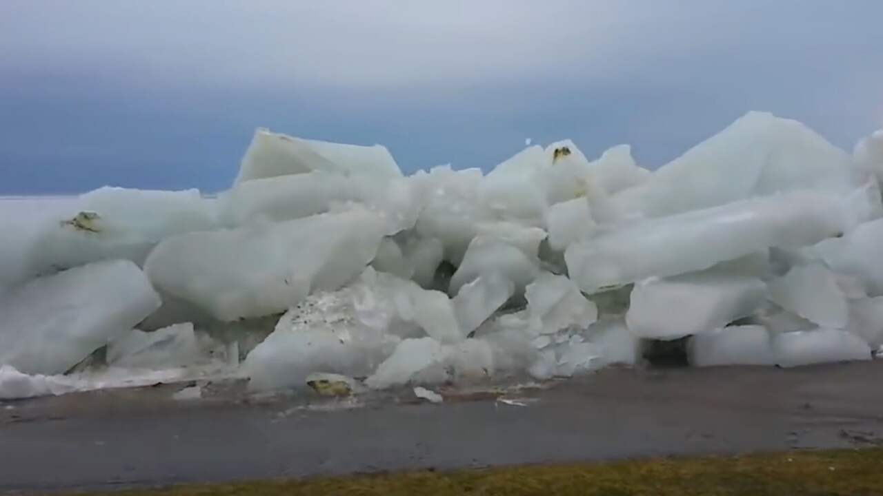 Beeld uit video: Harde wind blaast ijsschotsen over kademuur Eriemeer