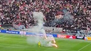 Ajax-supporters gooien vuurwerk op het veld bij Klassieker