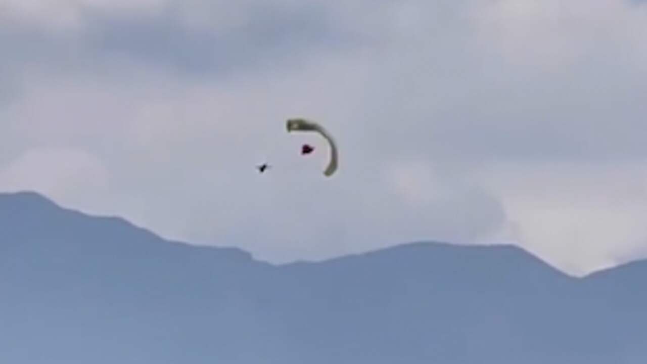 Beeld uit video: Chinese man opent parachute vlak voor landing