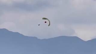Chinese man opent parachute vlak voor landing