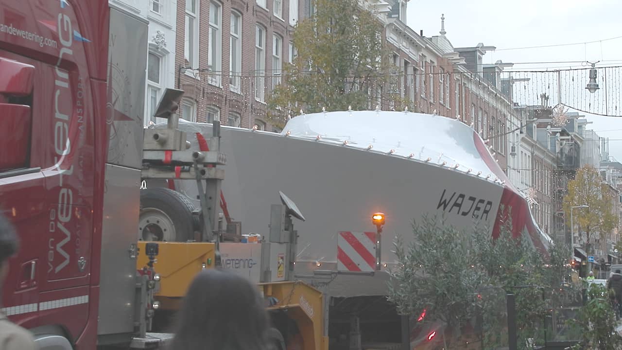 Beeld uit video: Vrachtwagen vervoert luxe jacht door Amsterdamse winkelstraat