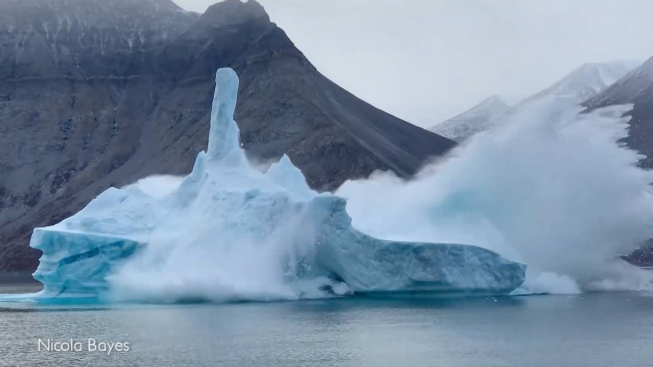 Beeld uit video: Enorme ijsberg in Groenland stort in elkaar