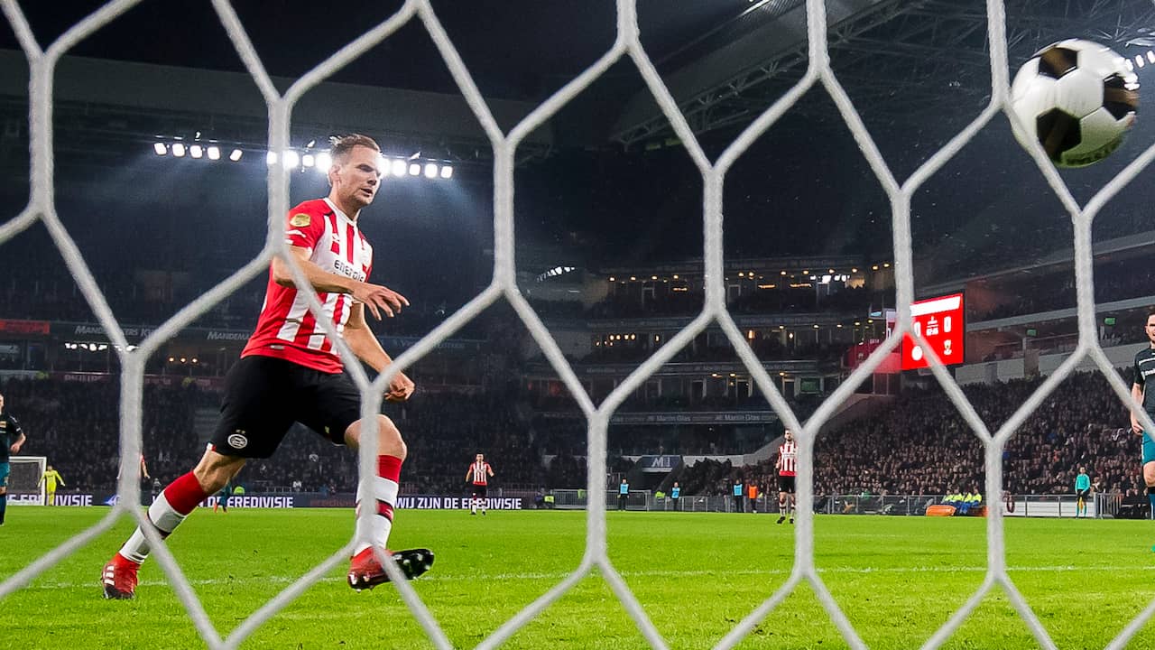 Siem de Jong heeft PSV zaterdag aan een 1-0 zege op Go Ahead Eagles geholpen.