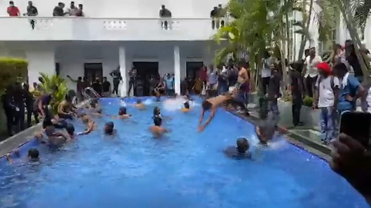 Beeld uit video: Sri Lankanen springen in zwembad presidentieel paleis na bestorming