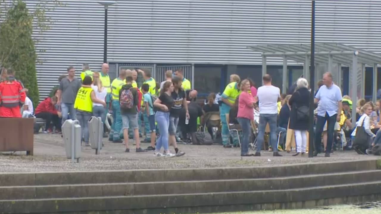 Beeld uit video: Leerlingen schoolgebouw Grootebroek geëvacueerd na vreemde geur