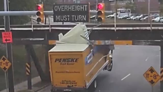 Vrachtwagen verliest bovenkant door botsing met brug in North Carolina