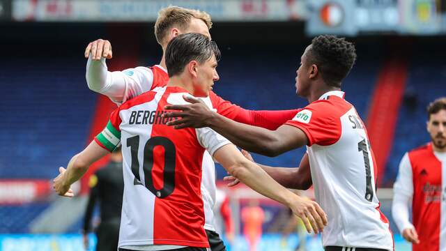 De spelers van Feyenoord vieren een doelpunt tijdens de 3-0-zege op RKC Waalwijk.