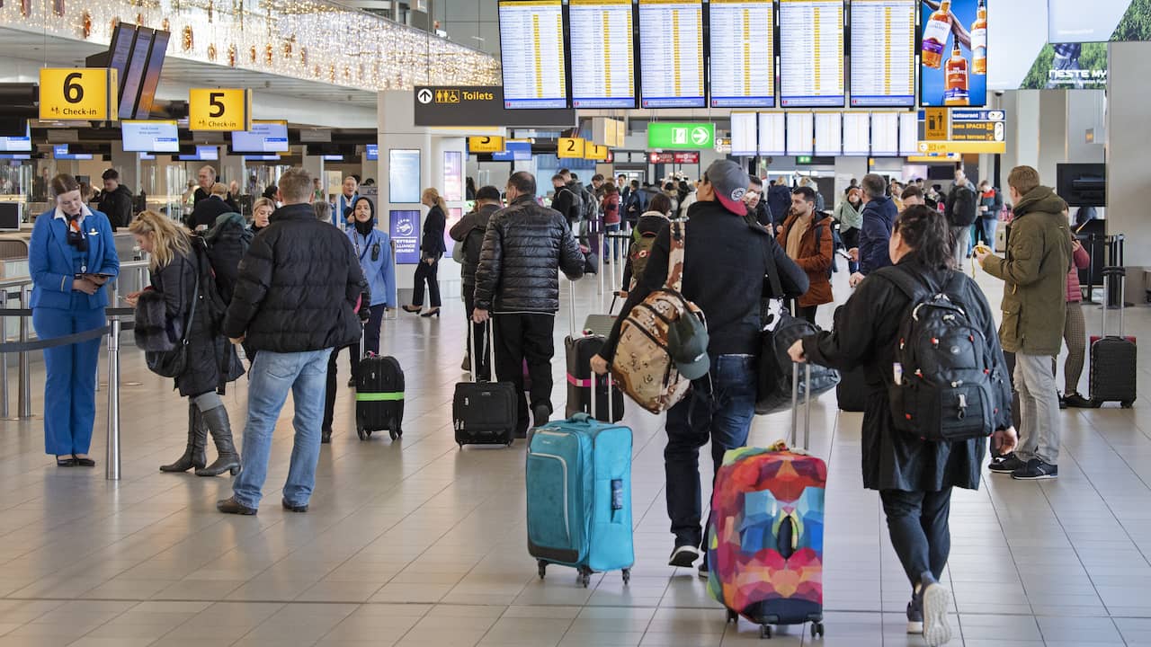 Schiphol limits number of travelers on May holiday mornings |  Economy