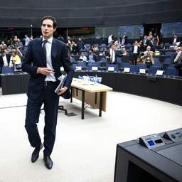 Europees Parlement houdt Hoekstra in spanning en komt met extra vragen
