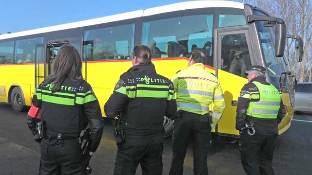 Politie stopt bus tegenstanders Zwarte Piet in Alkmaar