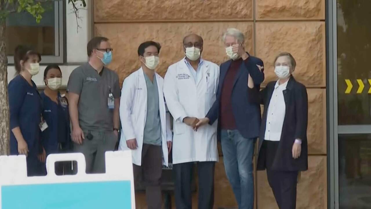 Beeld uit video: Bill Clinton verlaat ziekenhuis na opname van vijf dagen