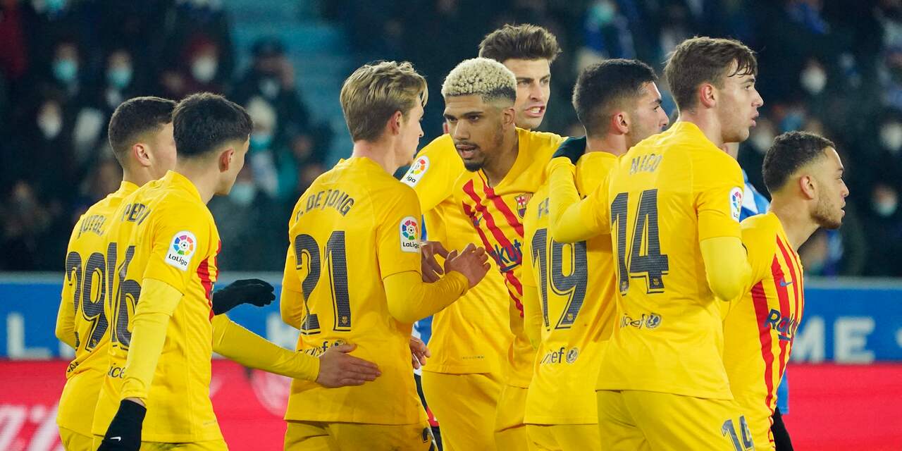 Frenkie de Jong helpt matig Barcelona in slotfase aan zege bij Alavés