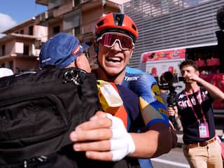 Kooij komt tekort in massasprint en moet winst in vierde Giro-rit aan Milan laten