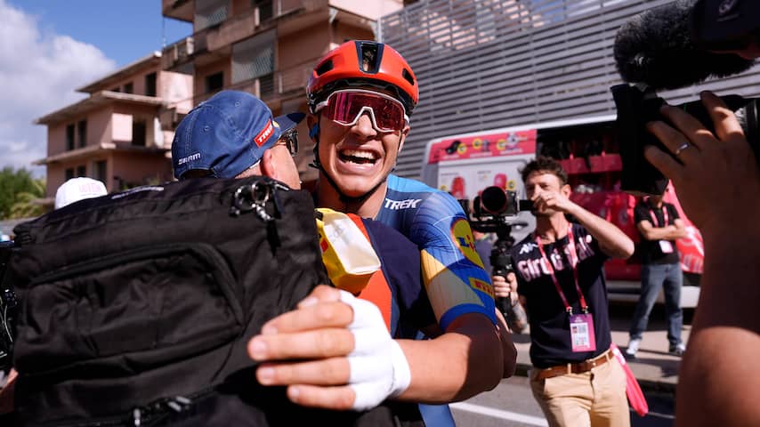 Kooij komt tekort in massasprint en moet winst in vierde Giro-rit aan Milan laten