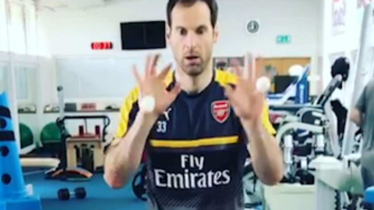 Beeld uit video: Arsenal-doelman Petr Cech doet warming-up met pingpongballen 