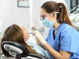 Een tandarts die duidelijke uitleg geeft en verassingen vermijdt, stelt kinderen meer op hun gemak.