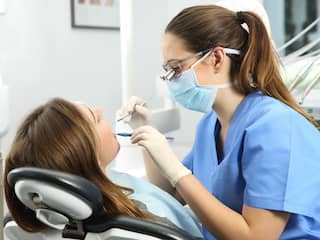 Vrijwel alle tandartsen schorten niet-spoedeisende behandelingen op