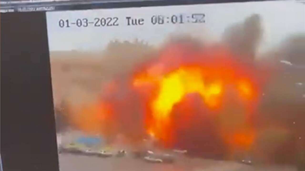 Beeld uit video: Beveiligingscamera filmt luchtaanval in centrum van Charkov