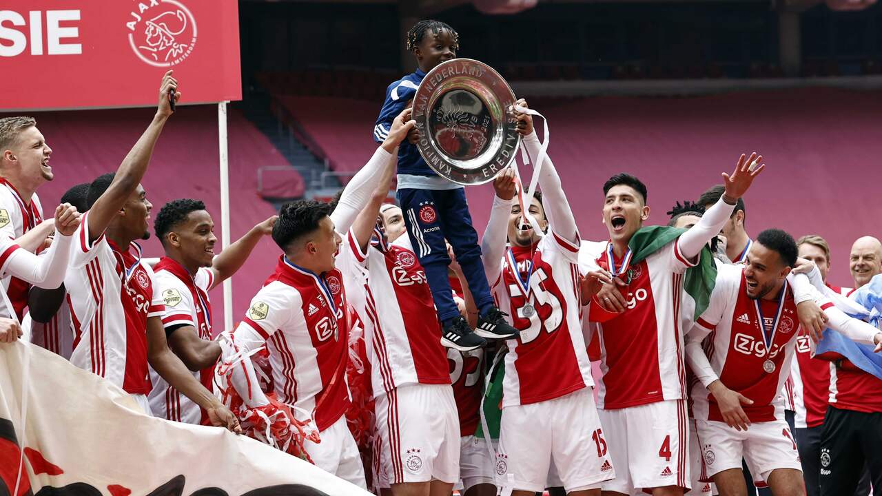 Ajax voor de 35e keer kampioen van Nederland dankzij ruime zege op