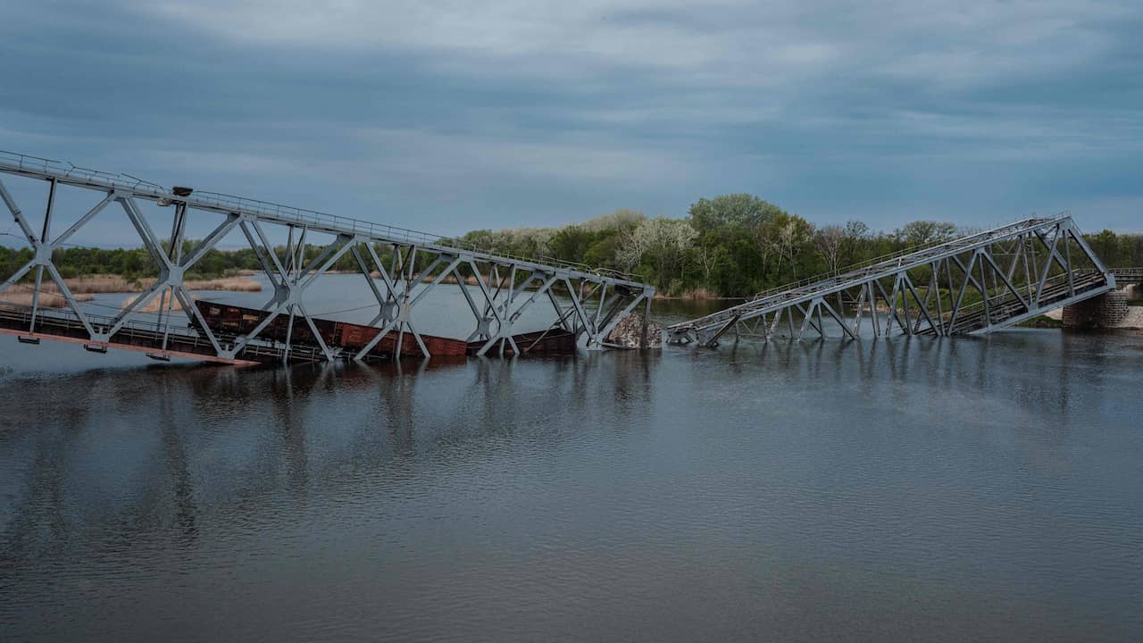 Железопътният мост, свързващ бреговете на Сиверски Донец, преди това беше разрушен от ракетна атака.