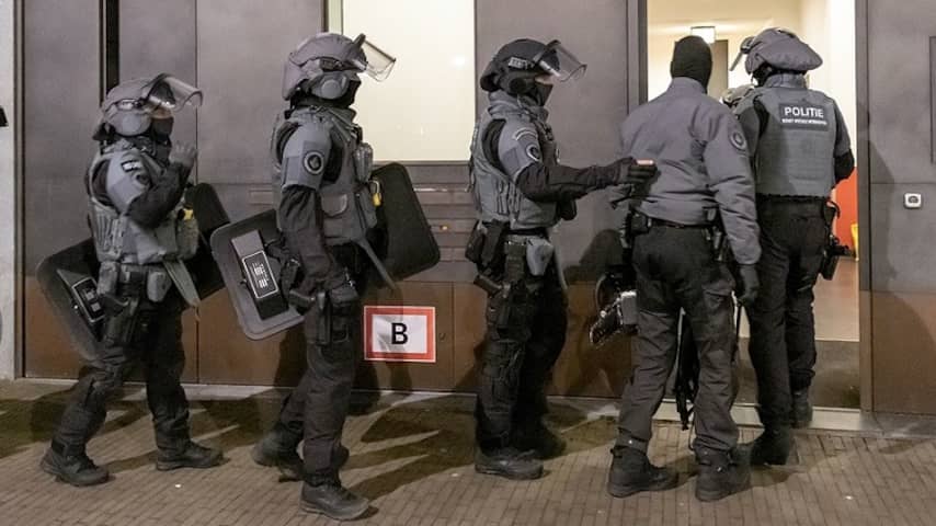 Politie bevrijdt gegijzelde vrouw en haar twee jonge kinderen in Almere