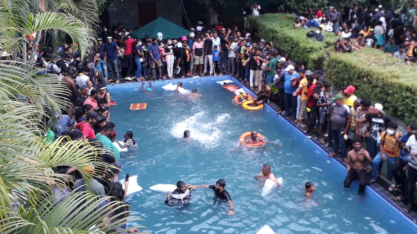 Demonstranten Sri Lanka in het zwembad van de president
