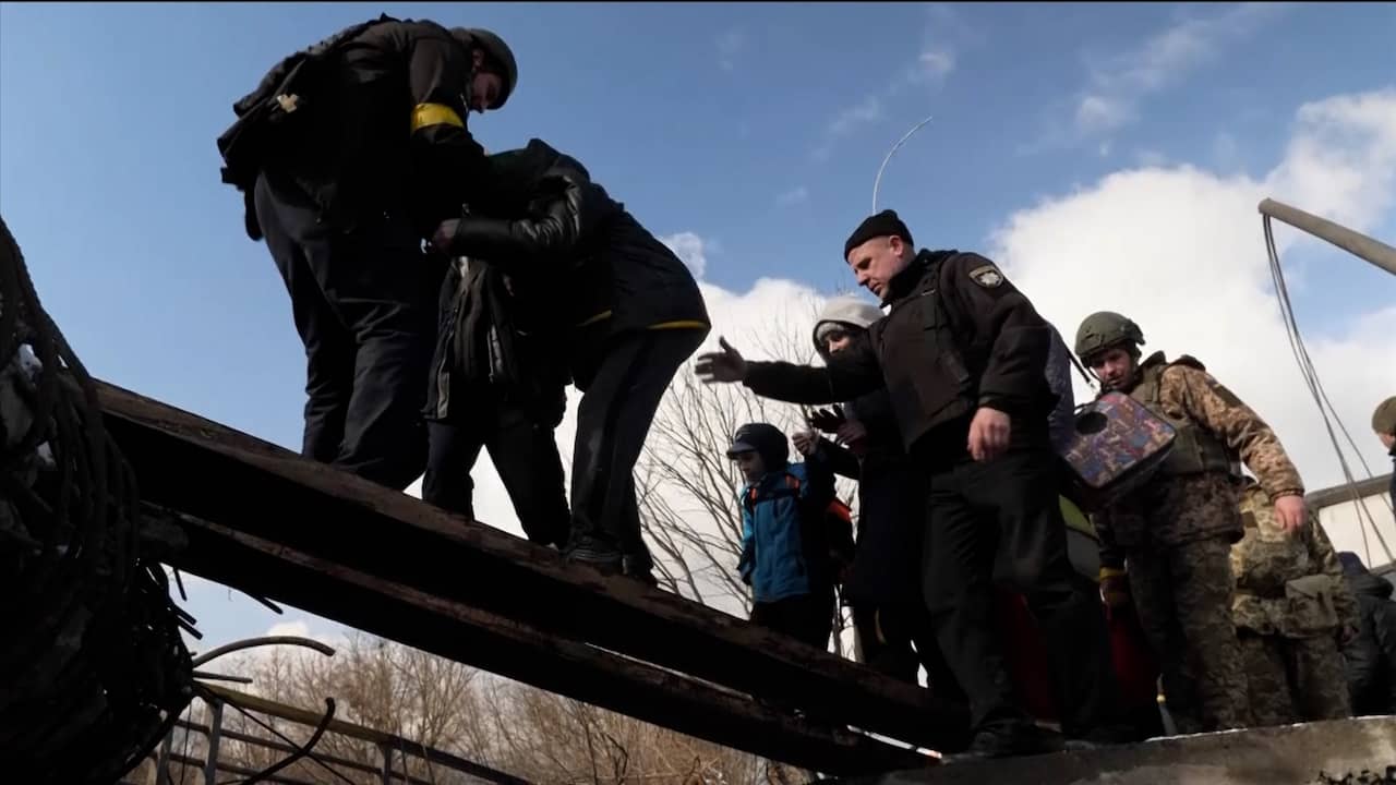 Beeld uit video: Oekraïners vluchten uit voorstad Kiev via gebombardeerde brug