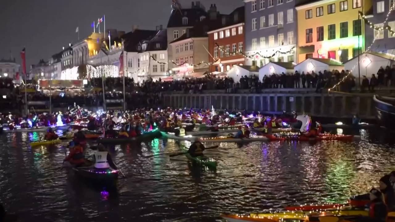 Denen varen in verlichte kajaks door Kopenhagen