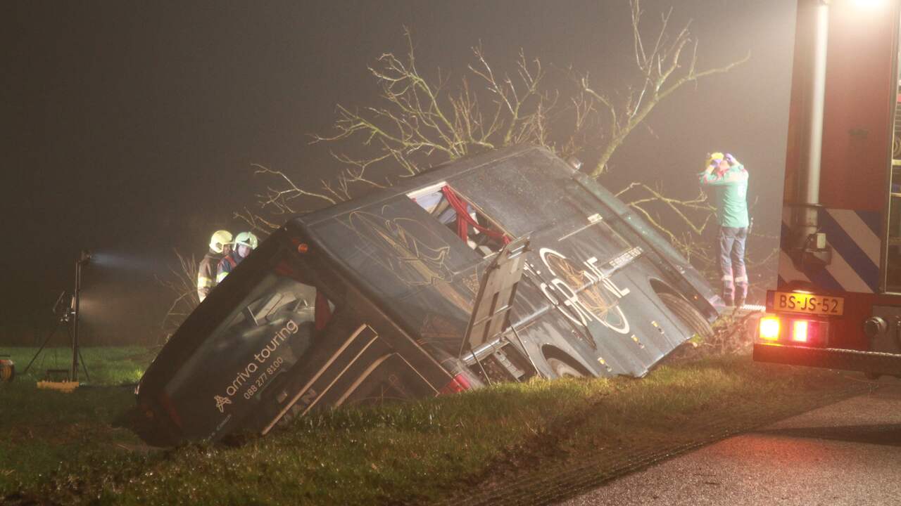 Coach drives into a ditch in Frisian Weidum, two people injured |  NOW