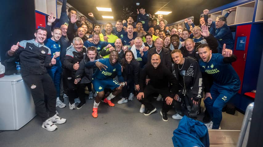 Trotse Bosz ging op foto met PSV-selectie: 'Heb ik mijn jongens gevraagd'