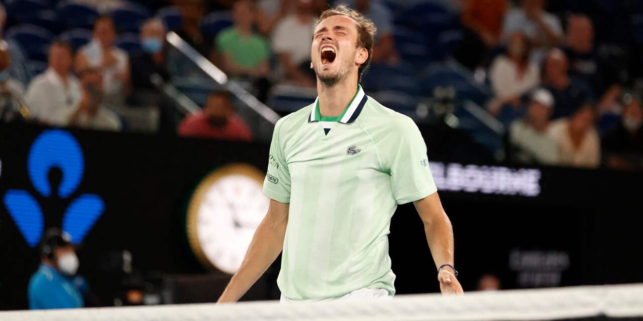 Medvedev bereikt pas na middernacht via vijfsetter halve finale Australian Open