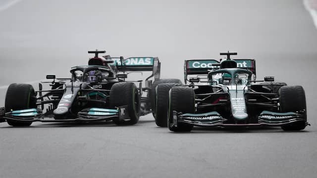 Lewis Hamilton (links) beschadigde tot twee keer toe zijn Mercedes op het Sochi Autodrom.