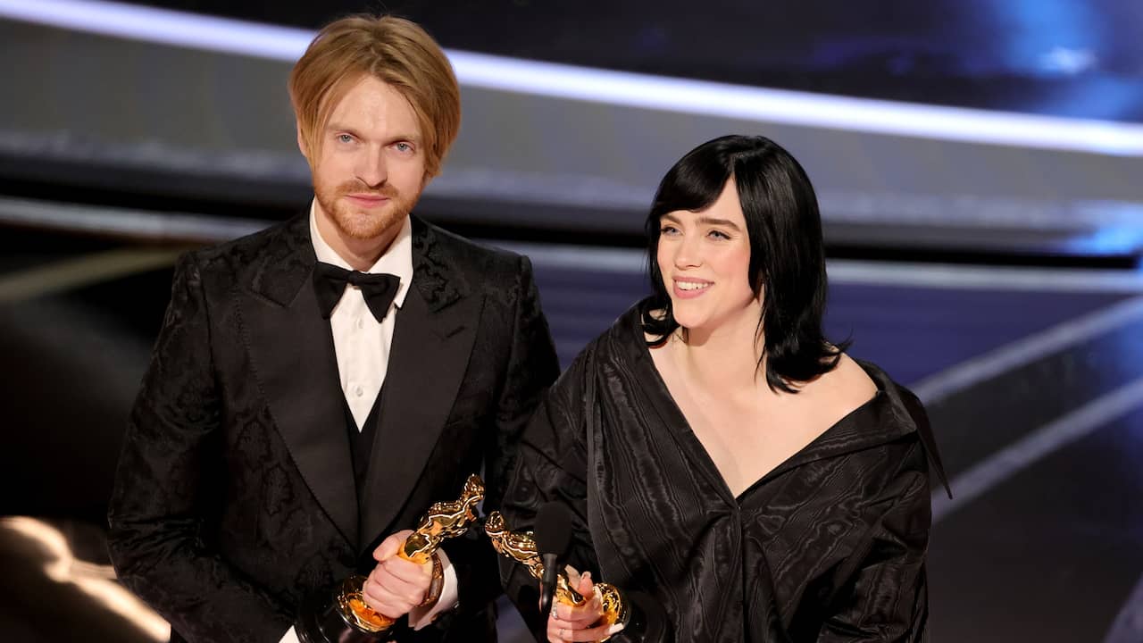 Billlie Eilish en haar broer Finneas O'Connell nemen de Oscar voor beste nummer in ontvangst.