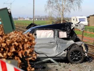 Auto vernield bij botsing met trein in Kampen, geen gewonden