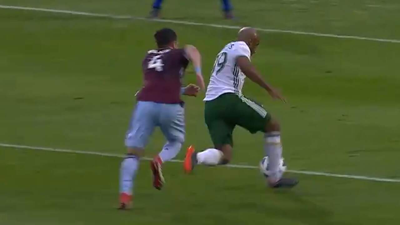 Beeld uit video: Voormalig Heracles-speler Armenteros bekroont fraaie actie met goal