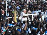Honderden Congolezen juichen paus toe in Kinshasa