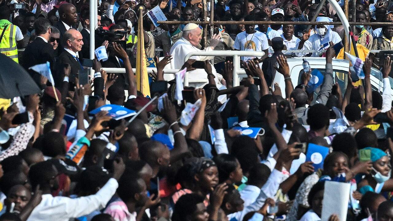 Beeld uit video: Duizenden Congolezen juichen paus toe in Kinshasa