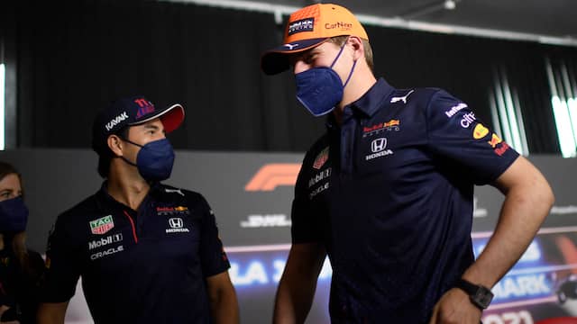 Max Verstappen met teamgenoot Sergio Pérez bij aankomst in de perszaal.