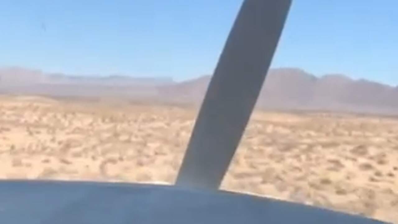 Passagier klein vliegtuig filmt noodlanding in Mojavewoestijn