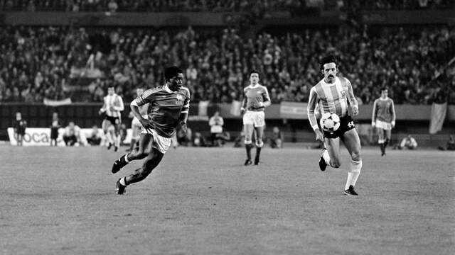 Leopoldo Luque (rechts) in actie tijdens het WK-duel met Frankrijk.