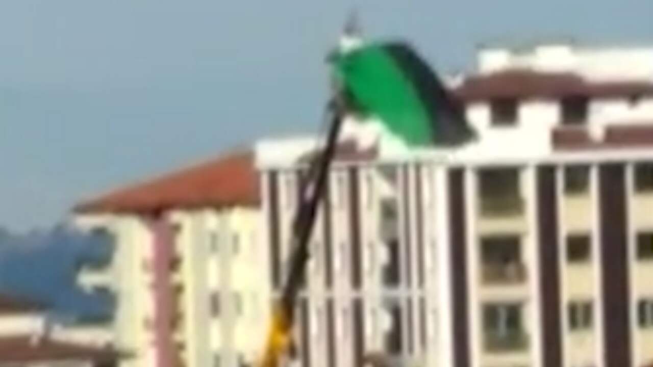 Beeld uit video: Turkse man huurt hijskraan om voetbalwedstrijd te zien