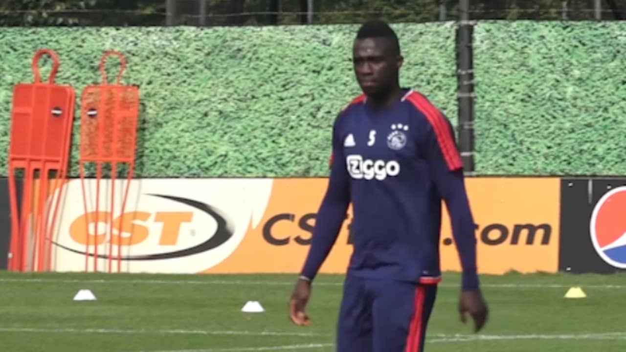 Beeld uit video: Veelbesproken Sanchez meldt zich gewoon op trainingsveld Ajax