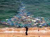 Nederlandse onderzoekers ontdekken dat zonlicht plastic in oceanen kan afbreken