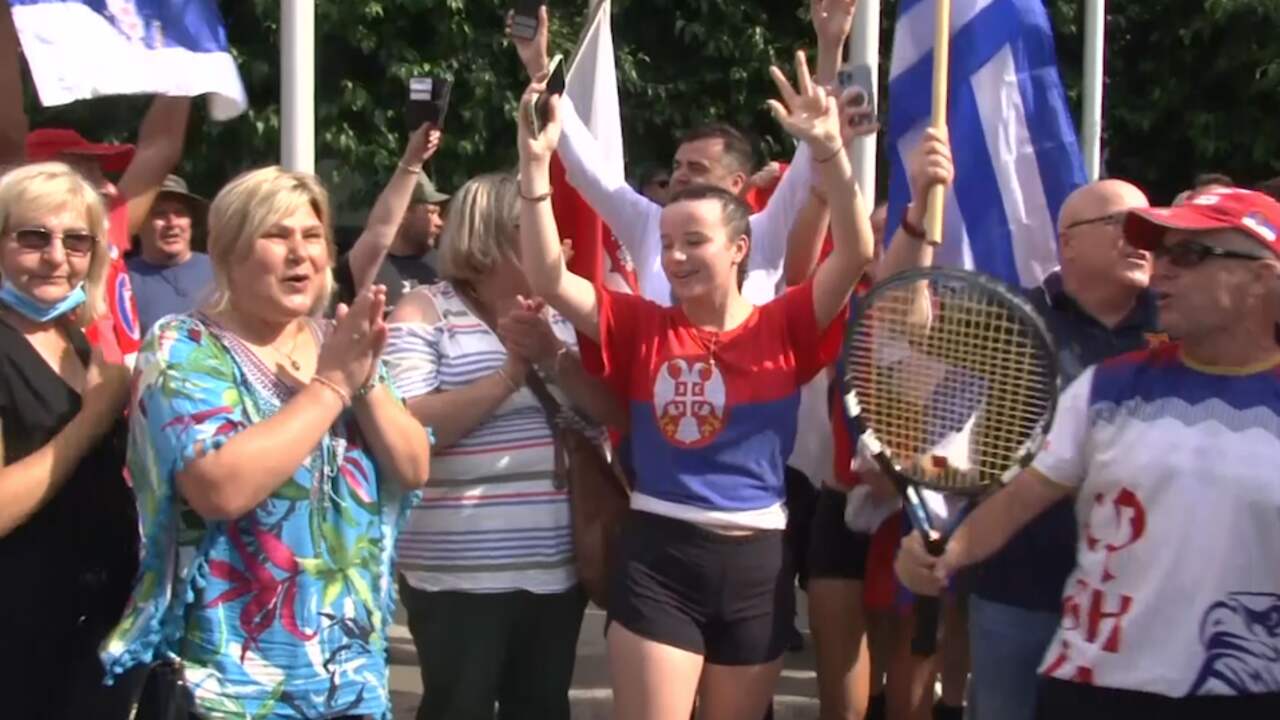 Beeld uit video: Fans Djokovic vieren feest in Australië na uitspraak rechter