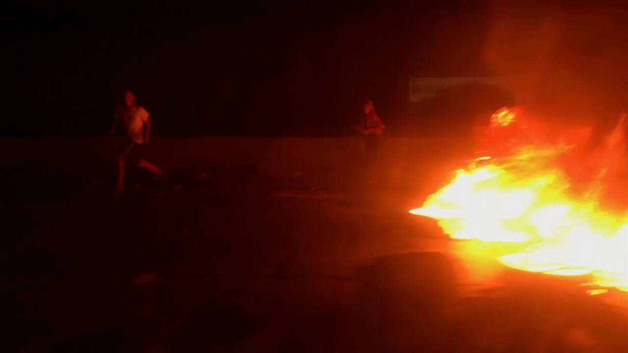 Beeld uit video: Onrust in Libië houdt aan: betogers blokkeren wegen en stichten brand