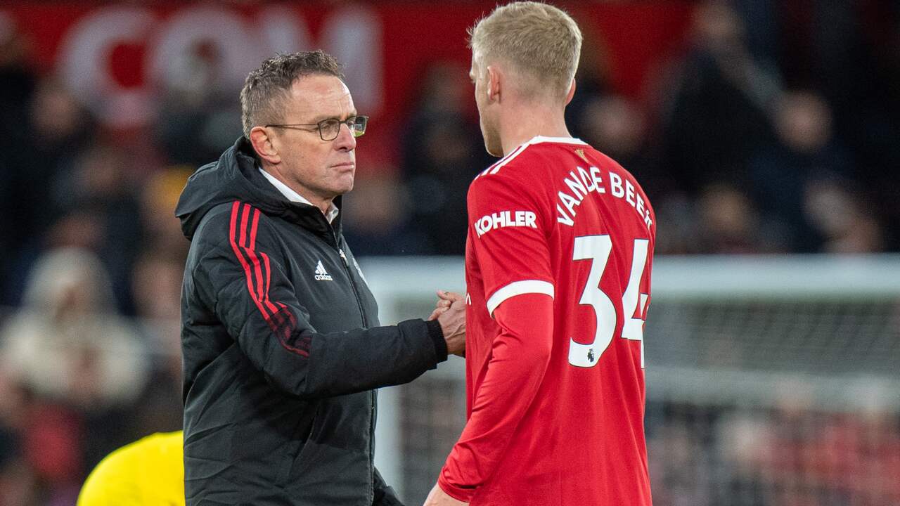 Rangnick hopes to convince Van de Beek to stay with United in a long  conversation - Teller Report