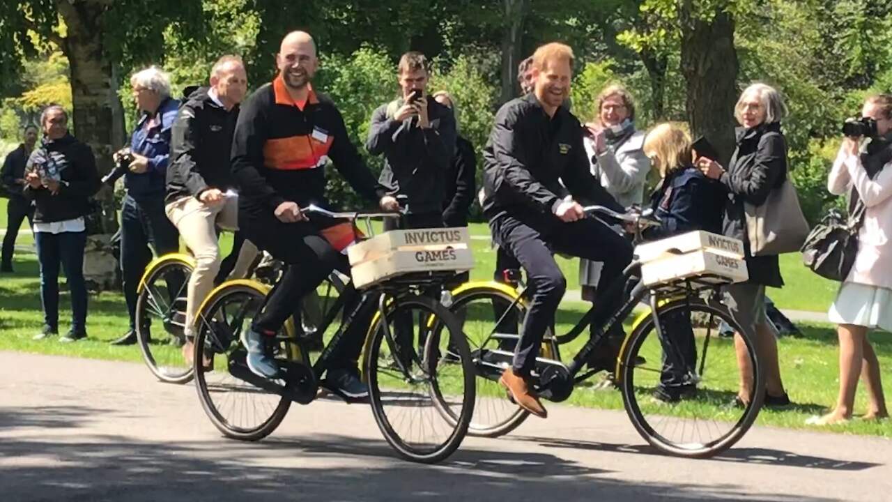 Beeld uit video: Kersverse vader prins Harry rijdt rondje op de fiets in Den Haag