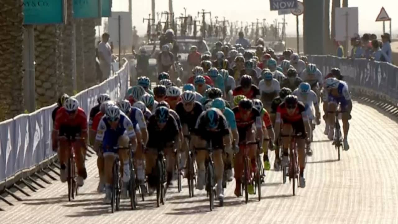 Beeld uit video: Bekijk hier de hoogtepunten van de eerste etappe in de Ronde van Dubai